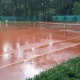 Tennisanlage im Regen