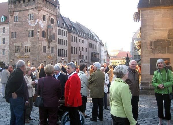 Treffpunkt vor der Kirche Treffpunkt vor der Kirche